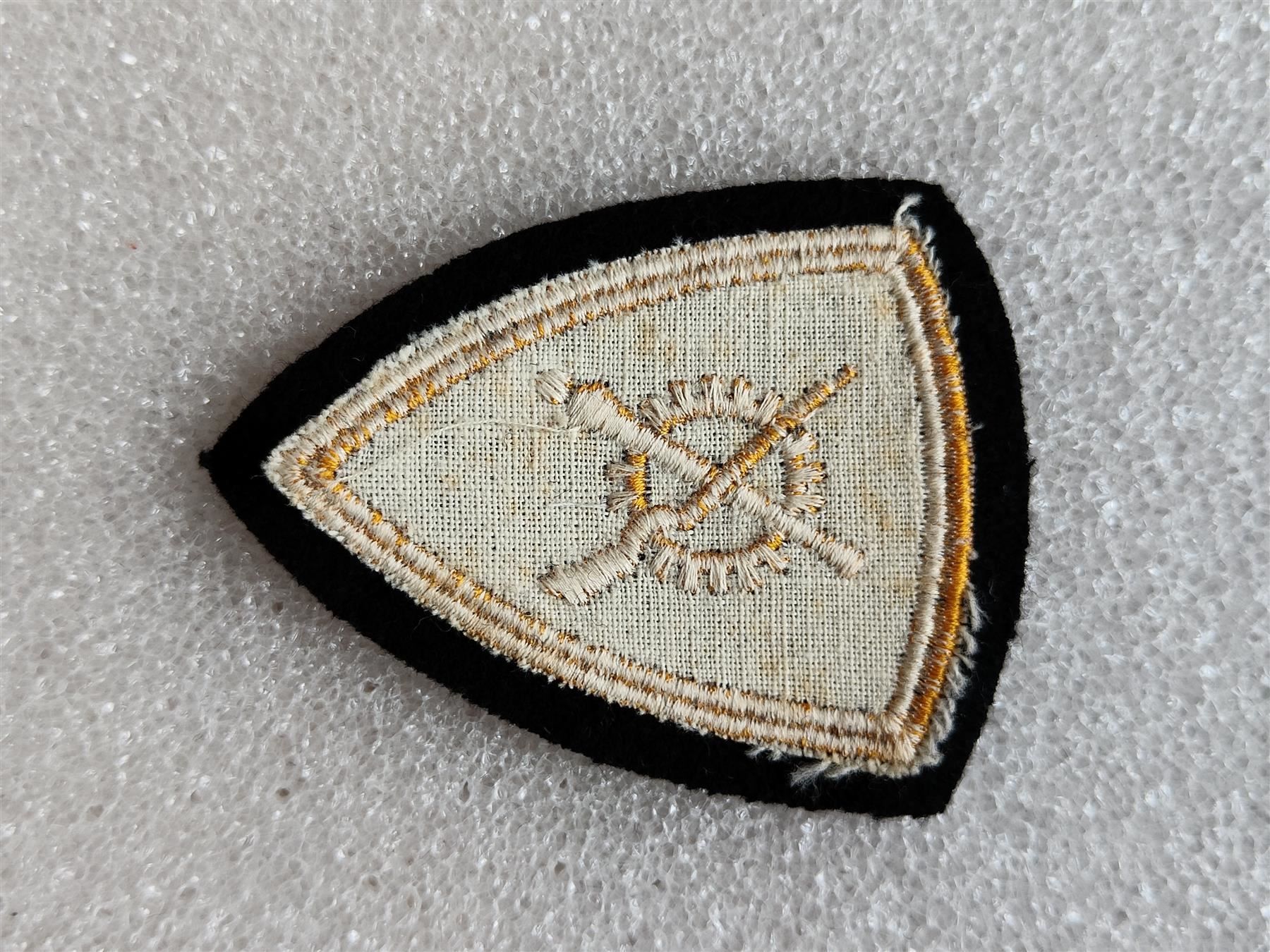 Schweizer Armee Placchette & Badge: Funktionsabzeichen Waffenmechaniker 1949, Variante 2 – Usato da Bauma venduto da SwissMilitaria 1
