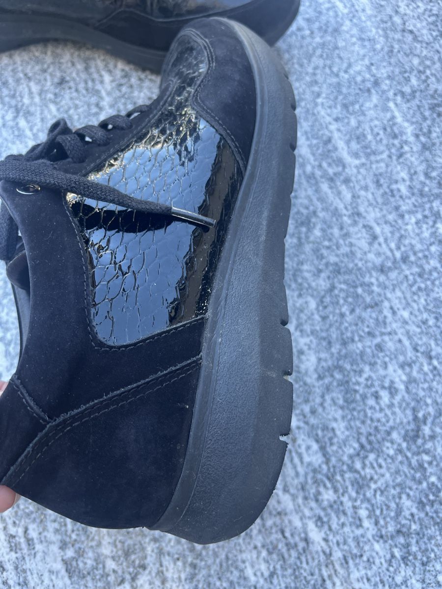 Scarpe da donna: Sneaker schwarz mit Lackprägung – Usato da Biel/Bienne venduto da urs_qt7d 3