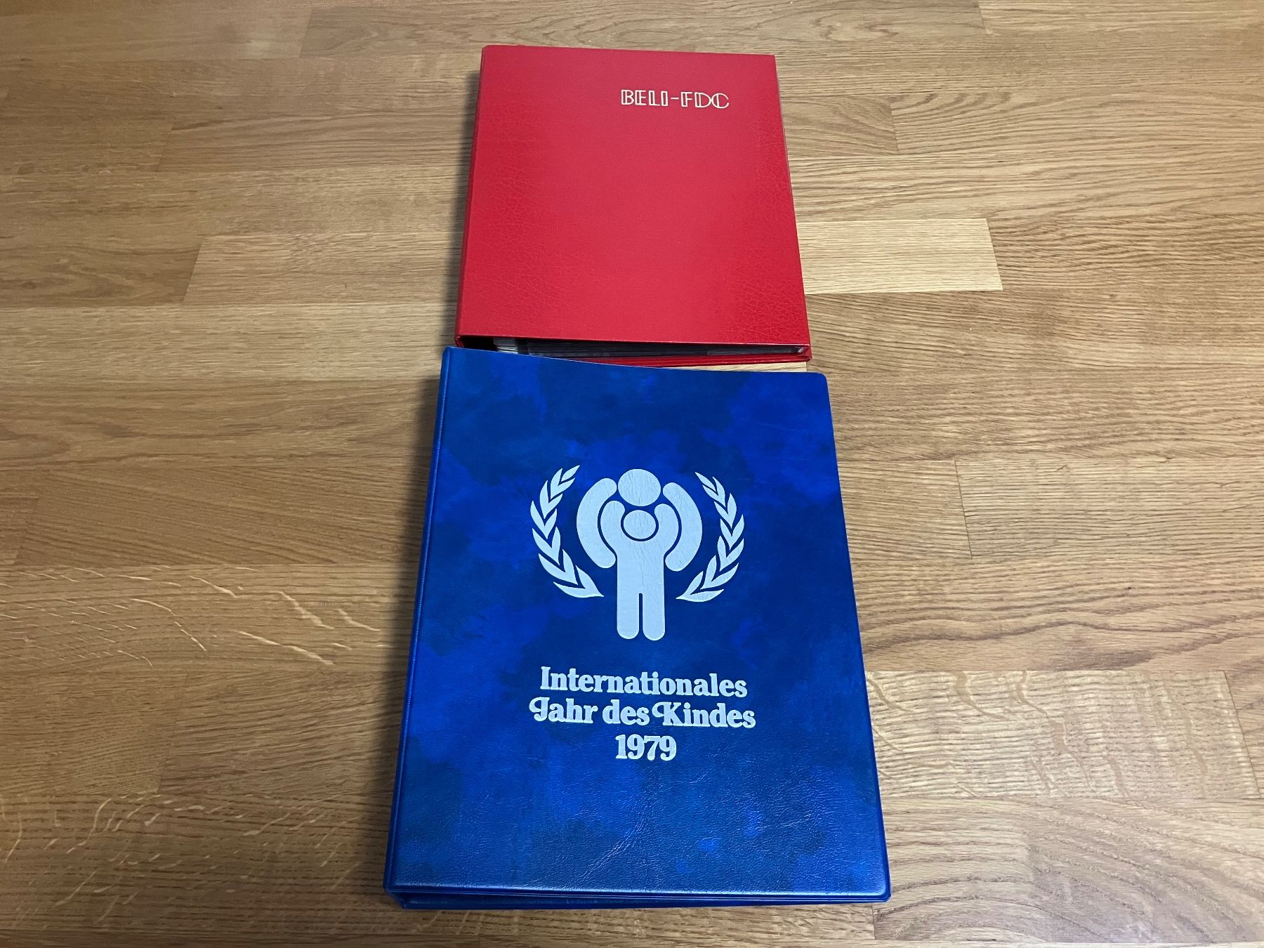 Album: 2 Briefmarken album – Usato da Riehen venduto da vernizi