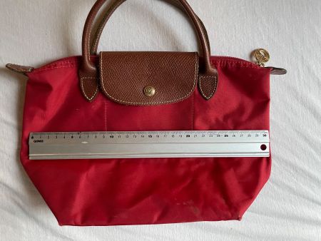 kleine rote Longchamps-Tasche