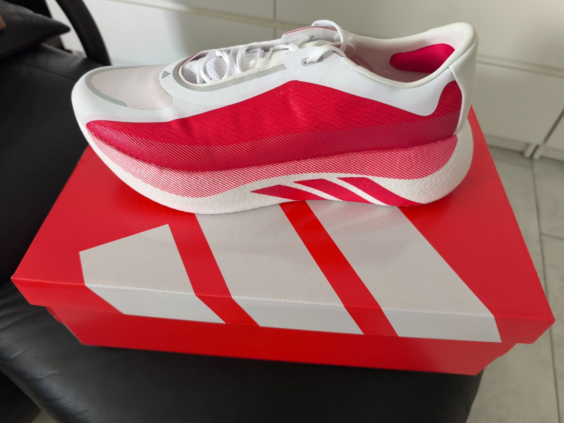 Adidas Scarpe da uomo: Adidas Hyperboost Edge, Herren Laufschuhe, Grösse 462/3 – Nuovo (secondo la descrizione) da Spreitenbach venduto da Merlin50