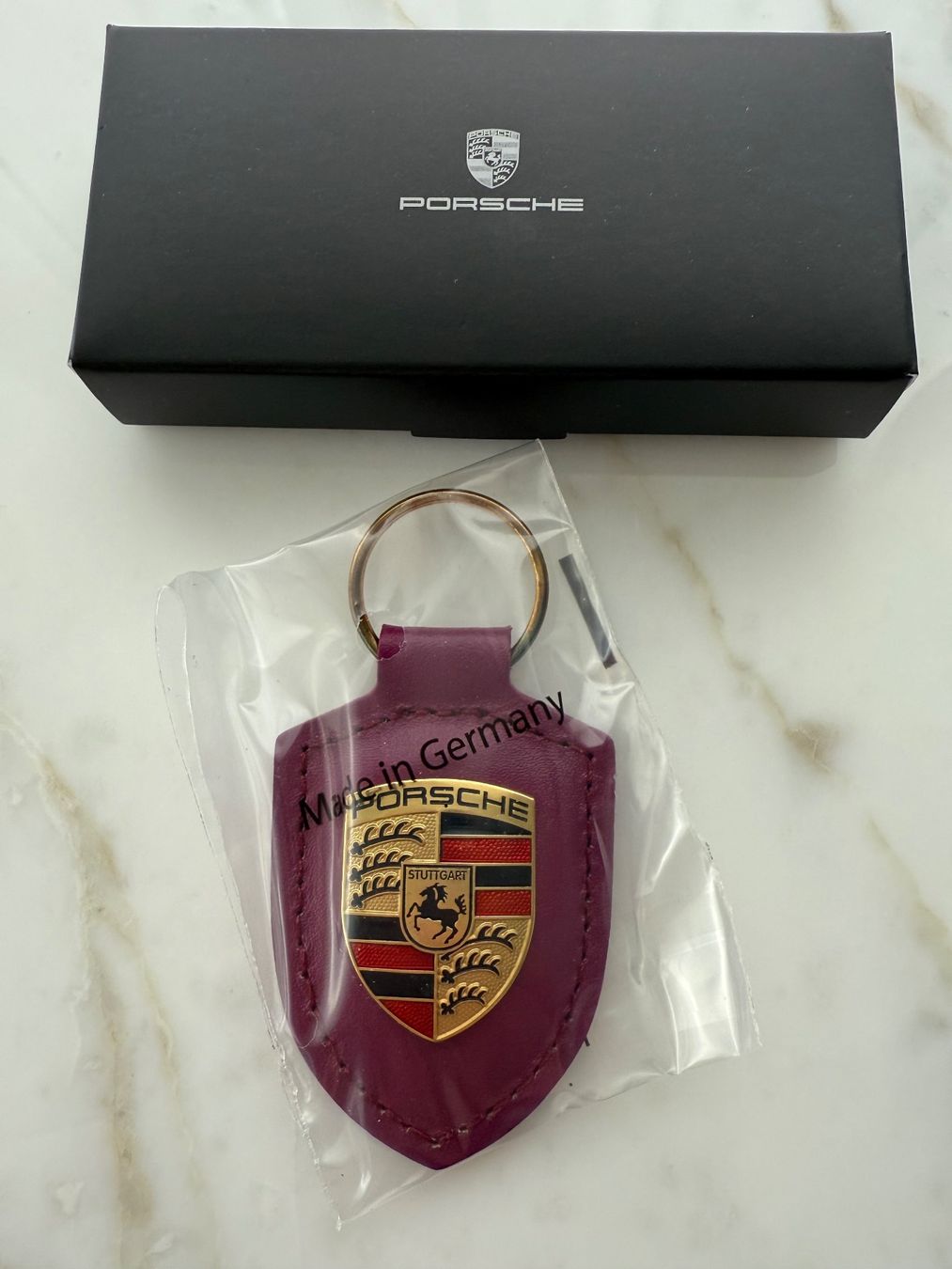 Porsche Portachiavi: Porsche Schlüsselanhänger Wappen, Rubystone Red – Nuovo e nell'imballaggio originale da Wilen b. Wollerau venduto da swiss.luxury