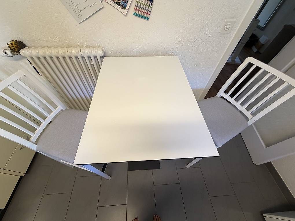 Set di tavolo e panche: Bar-Tisch mit zwei Stühlen... – Usato da St. Gallen venduto da ire_6r8n 2