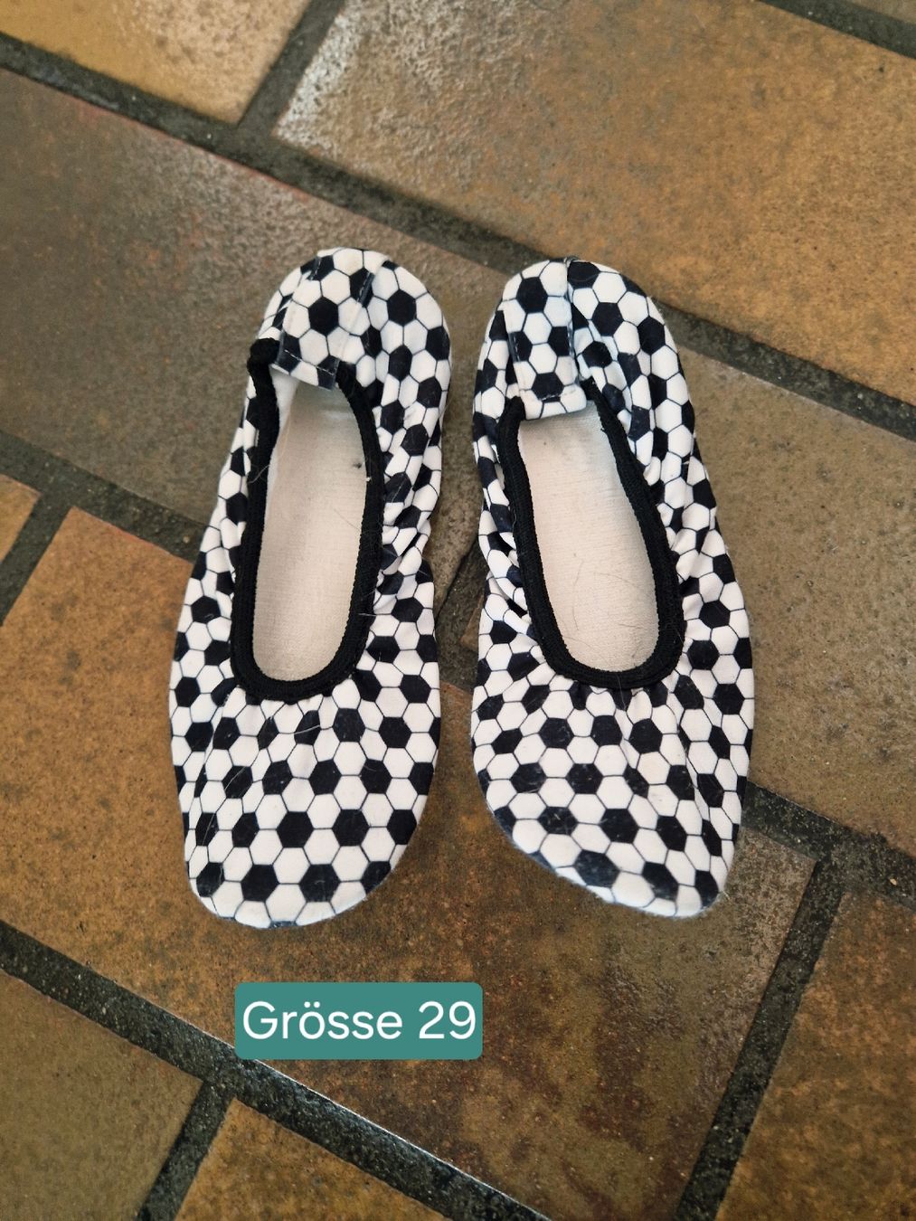 Scarpe per ragazzi: Turnschläppli Grösse 29 – Usato da Stüsslingen venduto da white_angel86