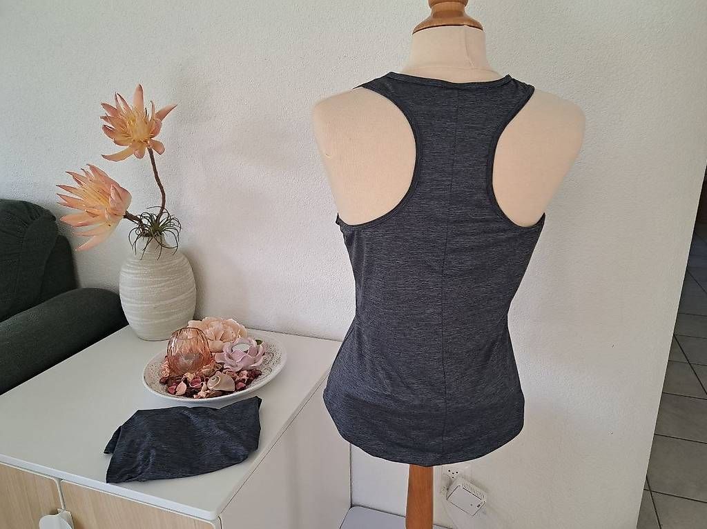 Top: 2x Racerback Sport Tanktop M  – Usato da Rupperswil venduto da White-Dove 1