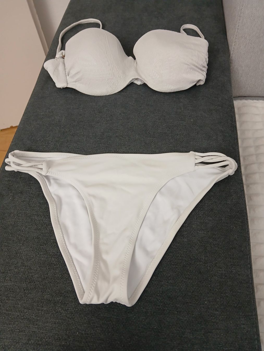 Costumi da bagno & Bikini: Weisser Damen Bikini Set Gr. M – Usato da Glattbrugg venduto da fin_66d8