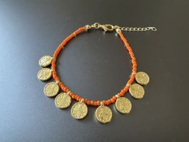Armband mit orange Perlen und goldfarbene Münzen neu