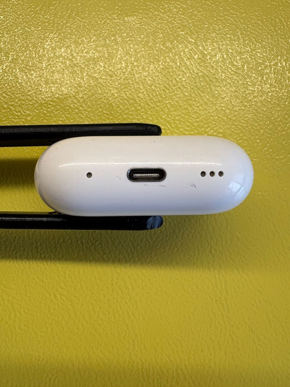 Apple Ladegeräte: Apple AirPods Pro2 charging case (A2968). – Gebraucht aus Lausanne von sil_2dxk 4