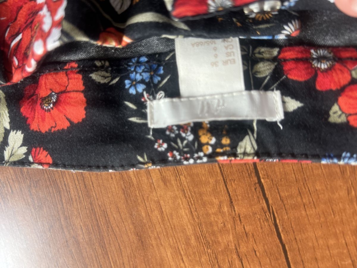 Pantaloni: H&M Hose Blumenmuster schwarz Grösse 36  – Usato da Niederglatt ZH venduto da AnFleischmann 3