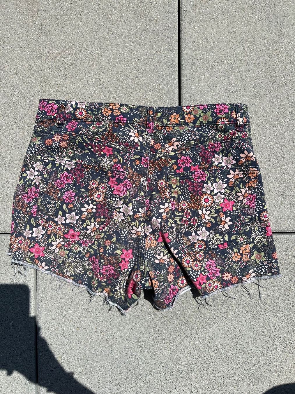 Jeans: Jeans-Shorts Grösse 38 – Gebraucht aus Niederhelfenschwil von aur_ms6f 3