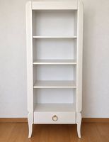 Elegantes weisses Bücherregal mit Schublade  CHF 50.