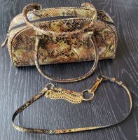 Sac à main en cuir. Une ceinture est vendue avec le sac.