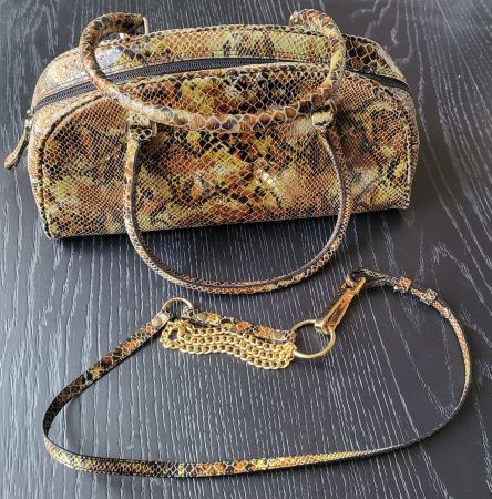 Sac à main en cuir. Une ceinture est vendue avec le sac.