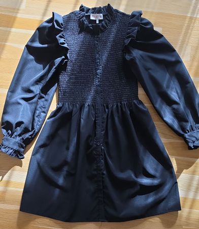 Elegantes, schwarzes Kleid mit Rüschen