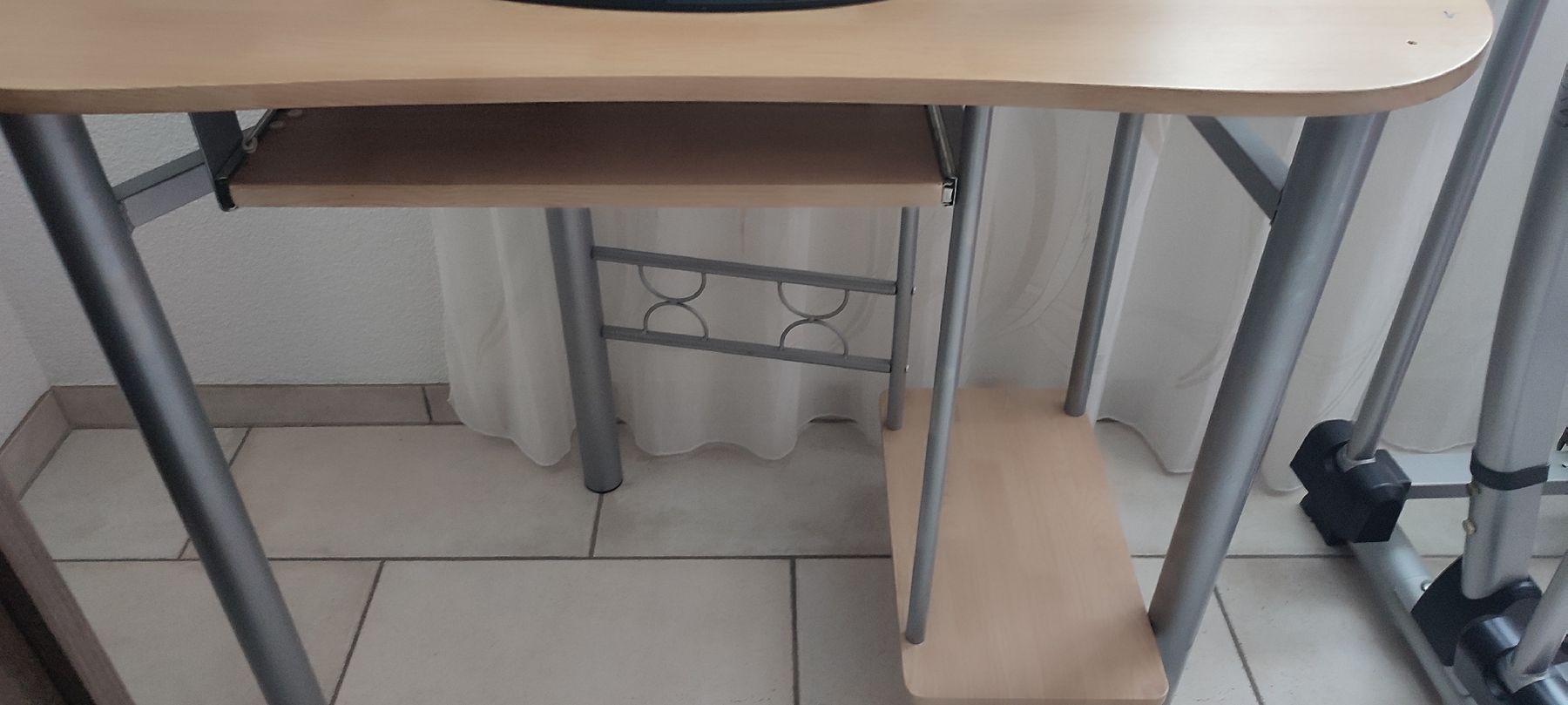 Scrivanie: Gut erhaltene Bürotisch/ Computertisch mit Ablagefächer. – Usato da Biel/Bienne venduto da ruggi03 2