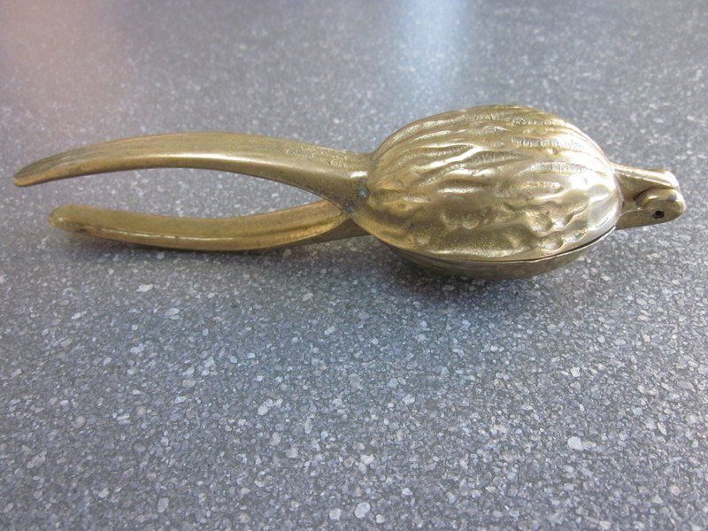 Elettrodomestici da cucina: Mid Century Messing Nussknacker in Form einer Walnuss – Usato da Bischofszell venduto da raika 1