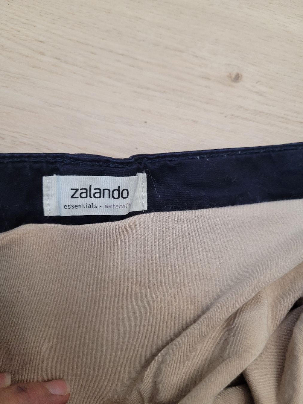 Pantaloni: kurze Umstandshose Gr. L – Usato da Lupsingen venduto da sta_wgg5 2