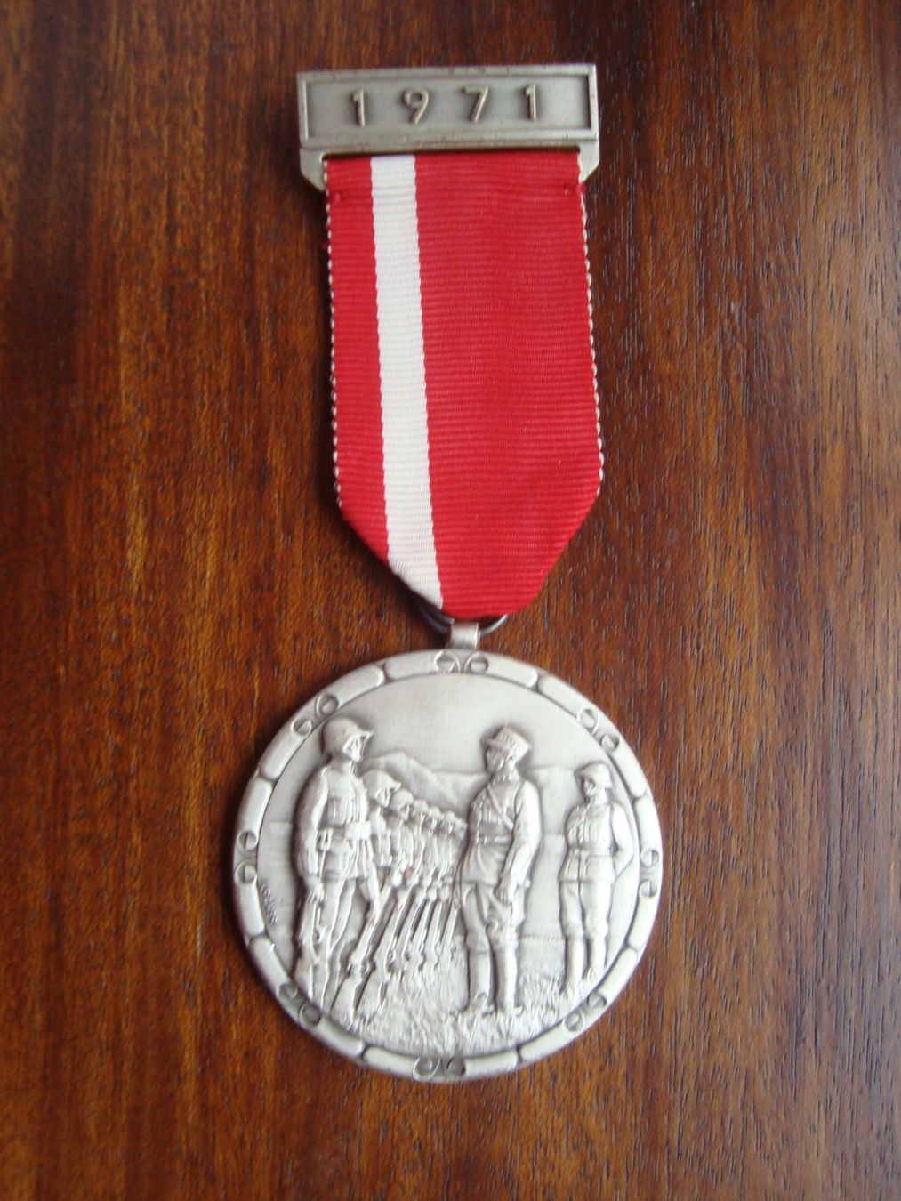 Medaillen: Médaille du Général Guisan (1971) – Neu (gemäss Beschreibung) aus Fribourg von ruswil007
