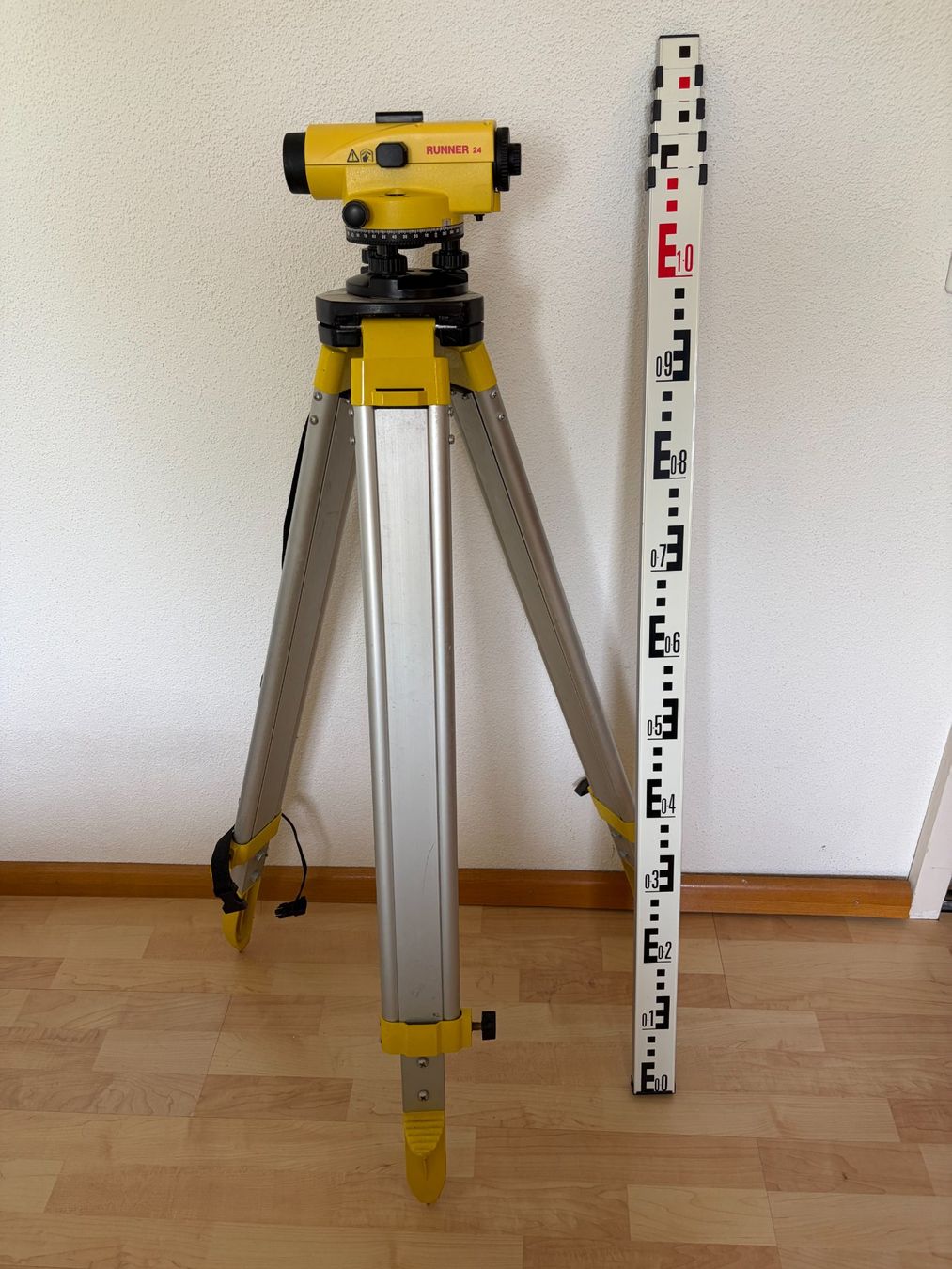 Leica Misurare: LEICA RUNNER 24 AUTOMATIC LEVEL PLUS ACCESSORIES. – Usato da Küsnacht ZH venduto da joh_5qrt 1