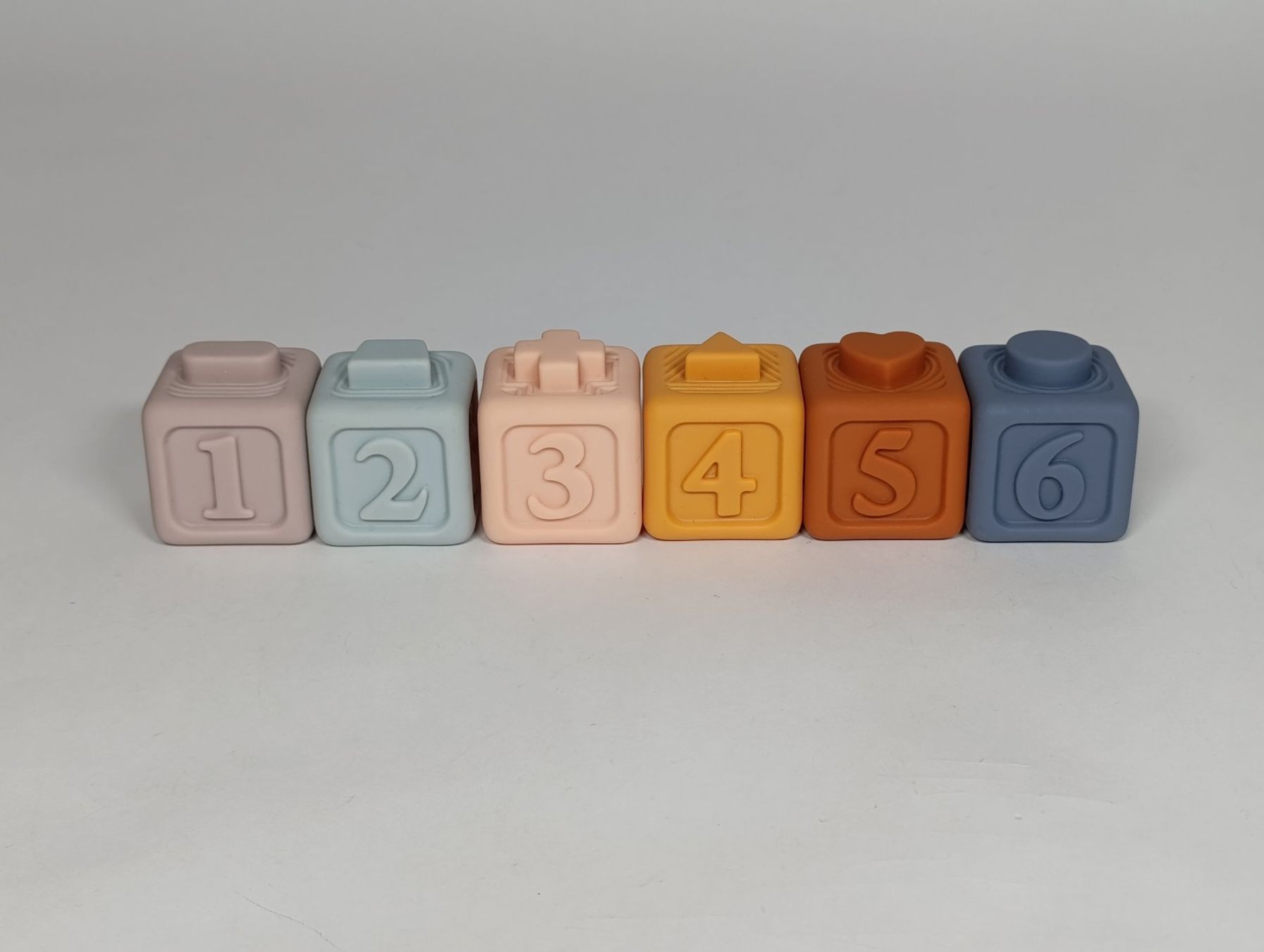 Giocattoli: 6 cubes éducatifs en caoutchouc à encastrer 4.5 cm – Usato da Thielle venduto da Plusvalue_Neuchatel 4