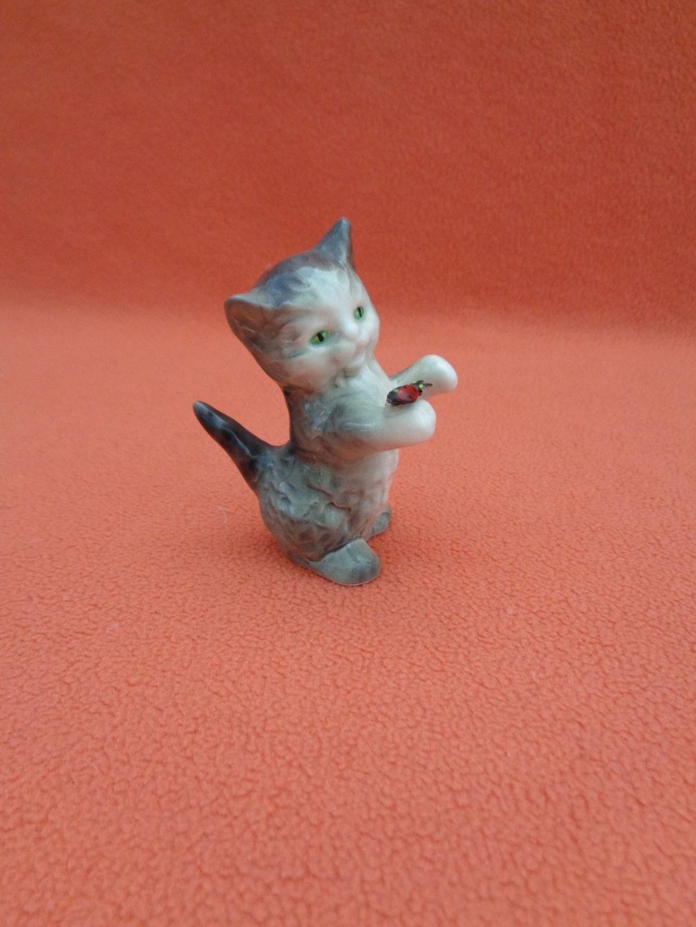 Figuren: 3 kleine Goebel Katzen mit Marienkäfer – Gebraucht aus Chur von omonia 1