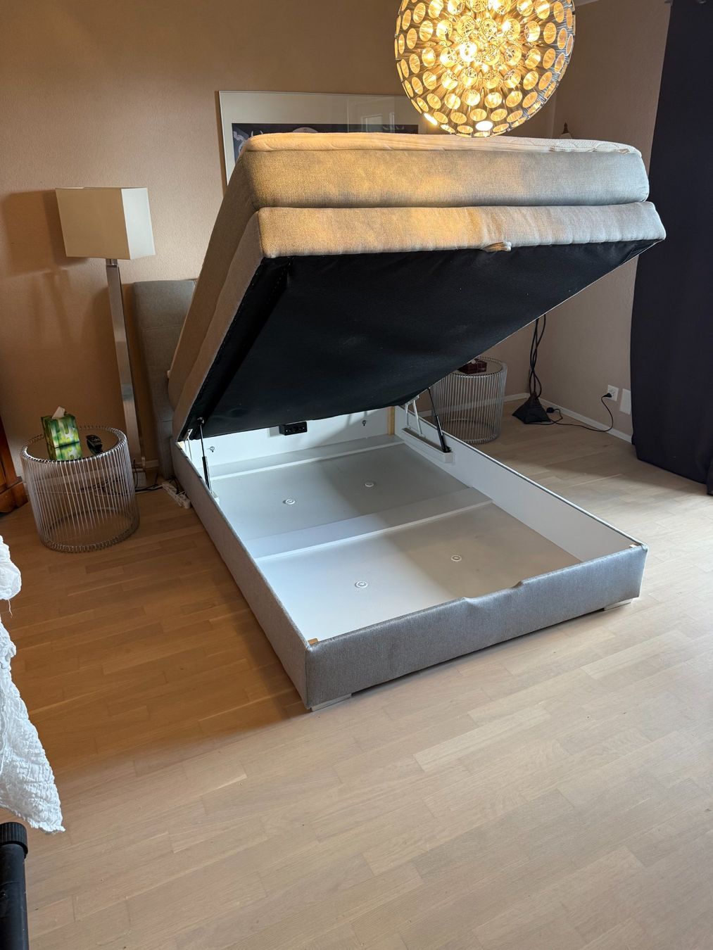 Letti: Lit boxspring avec coffre de rangement relevable – Usato da evilard venduto da tgev 1