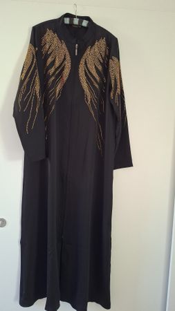 Abaya Aybel schwarz mit goldenen Applikationen Grösse XXL