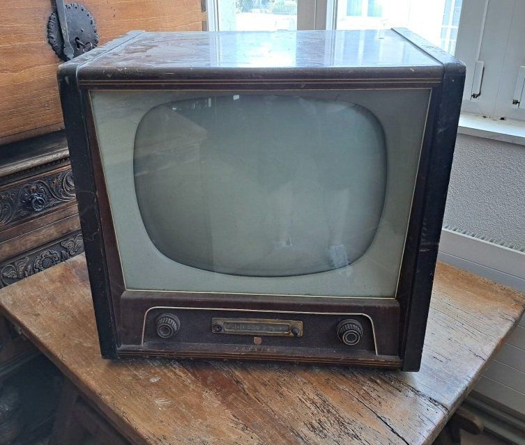 Philips Televisori: Vintage Philips Röhrenfernseher (Deko / Bastlerobjekt) – Usato da Flums venduto da Flumsantik