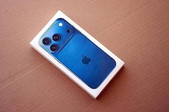 Apple Telefoni cellulari / Smartphones: IPhone 17 Pro Max 1tb deep blue neu – Nuovo e nell'imballaggio originale da Zürich venduto da Charlesbuk