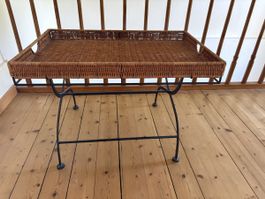 Vintage Beistelltisch mit Korbtablett – Metallgestell