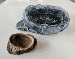 Zwei Futter- oder Wasserschalen für Terrarien