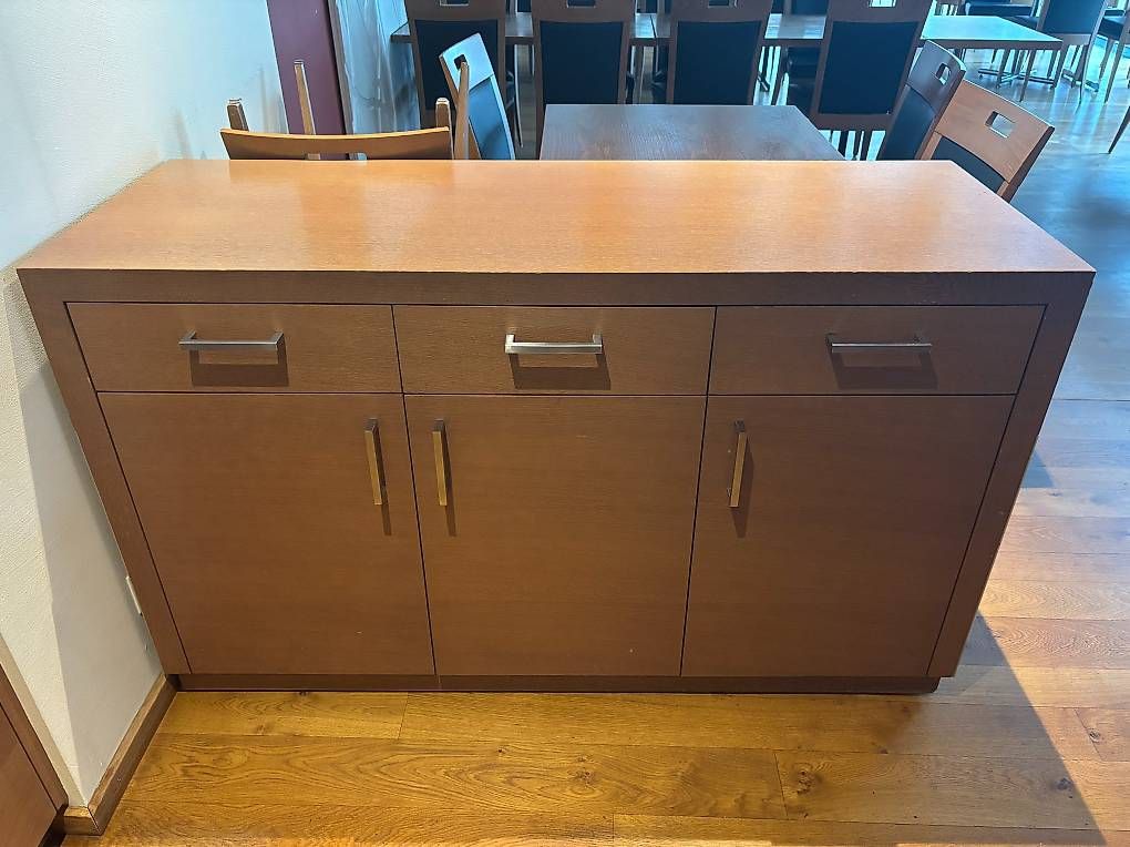 Kommoden: Sideboard I Kommode Eiche furniert mit Rollen – Gebraucht aus Wolhusen von Gastrorampe
