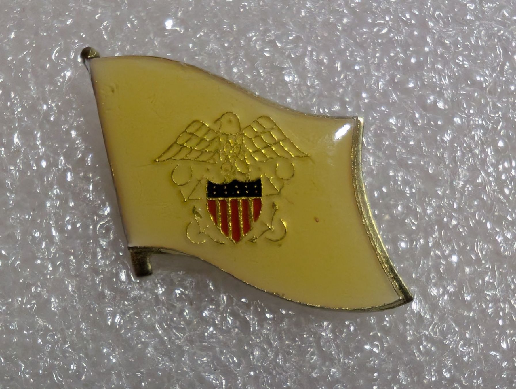 Plaketten & Abzeichen: Ansteckpin 253: Flagge – Gebraucht aus Oppligen von Pin-Fall-Shop
