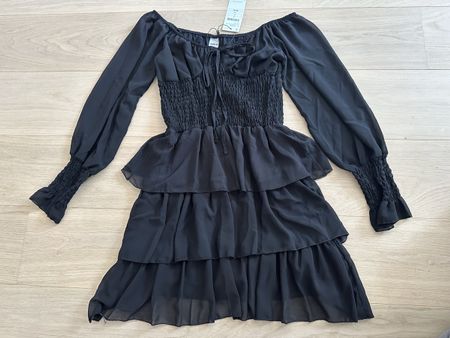 Jolie Robe noire taille L épaules dénudées, manches fluides 