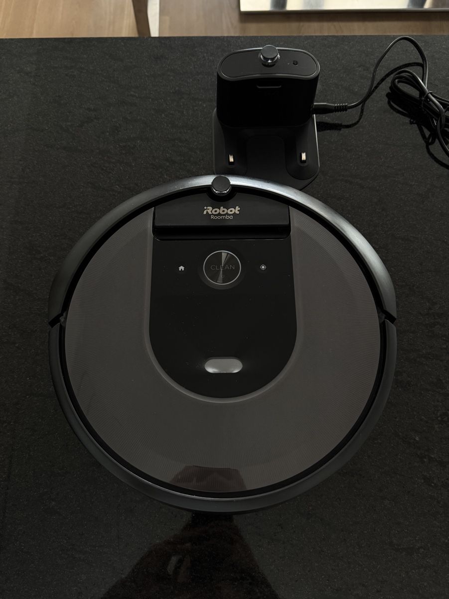 Irobot Aspirateurs & Accessoires: iRobot Roomba i7 Saugroboter mit Ladestation – D'occasion à Weinfelden par Serzenia
