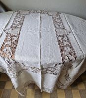 Tischdecke mit Stickerei und Spitze/ 172x130cm