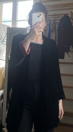 Schwarzer Samtmantel mit Gurt, elegant(XS–S) – Seidenanteil