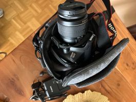 Canon EOS 4000D Kamera mit Objektiv und Tasche schwarz