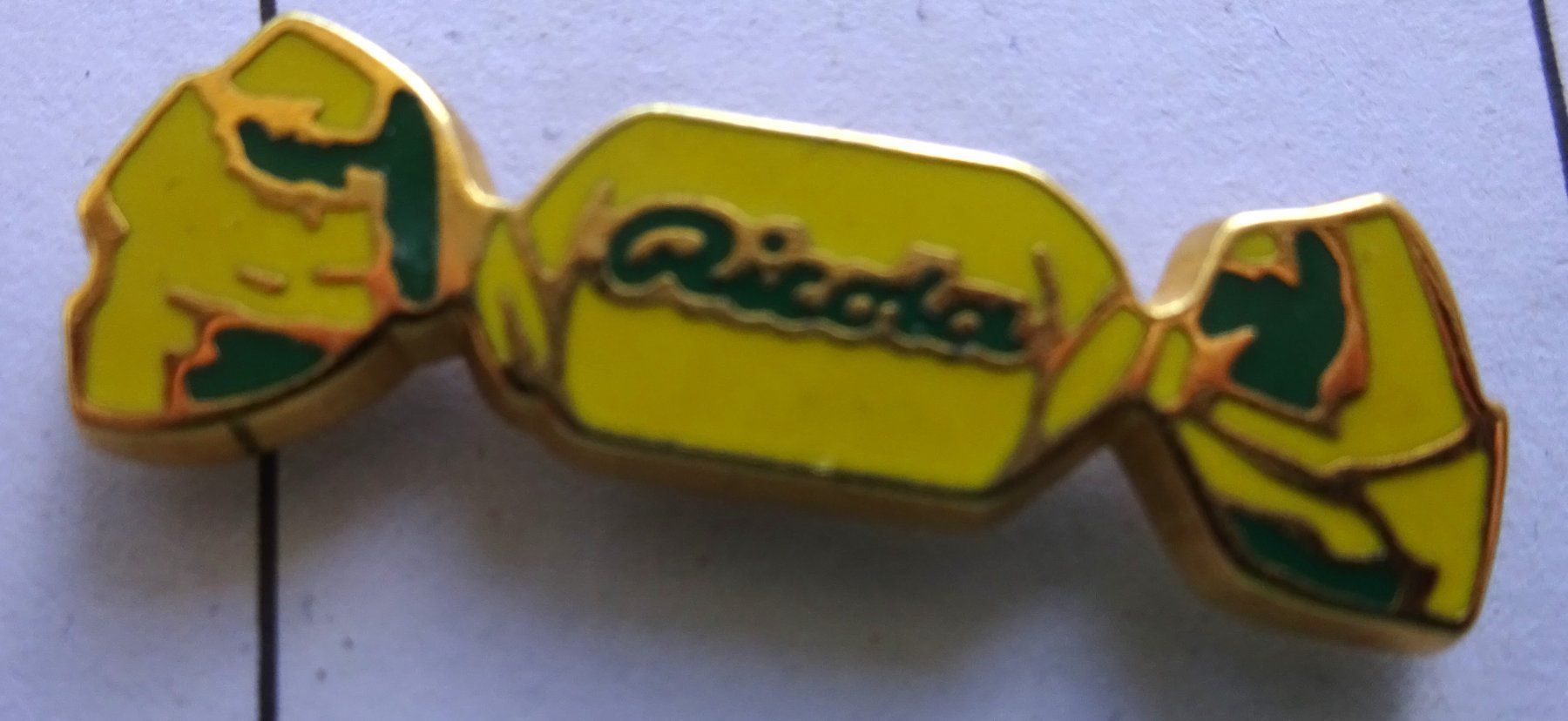 Placchette & Badge: Pin RICOLA Halsweh Zucker – Usato da Utzenstorf venduto da BUtter81
