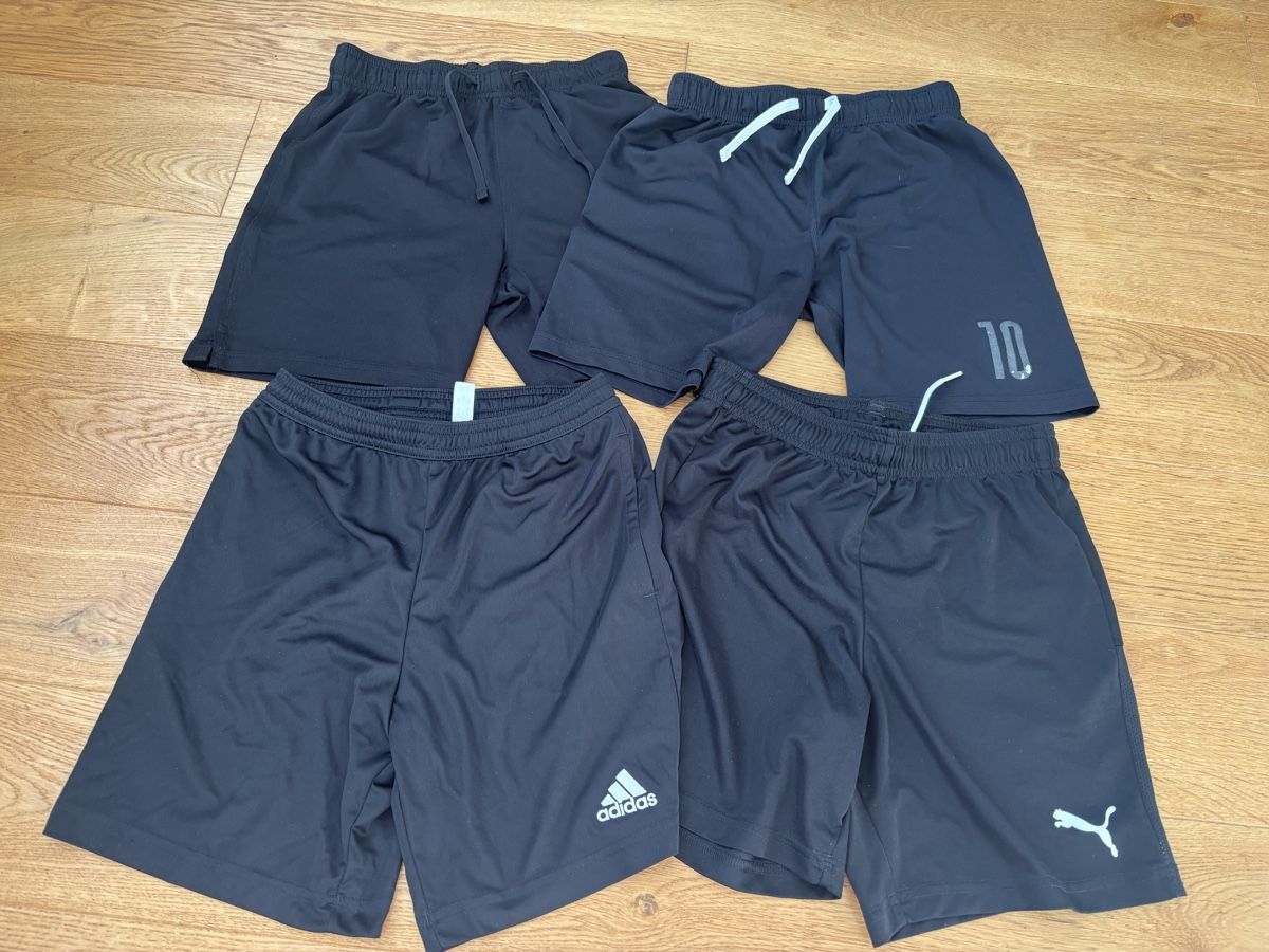 Lotti & Set di vestiti: 4 Sporthosen Set 134/140 – Usato da Adligenswil venduto da ZGB