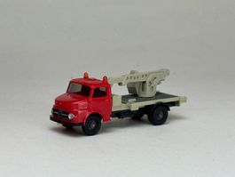 GB- Wiking Mercedes 1413 Kranwagen bemalt
