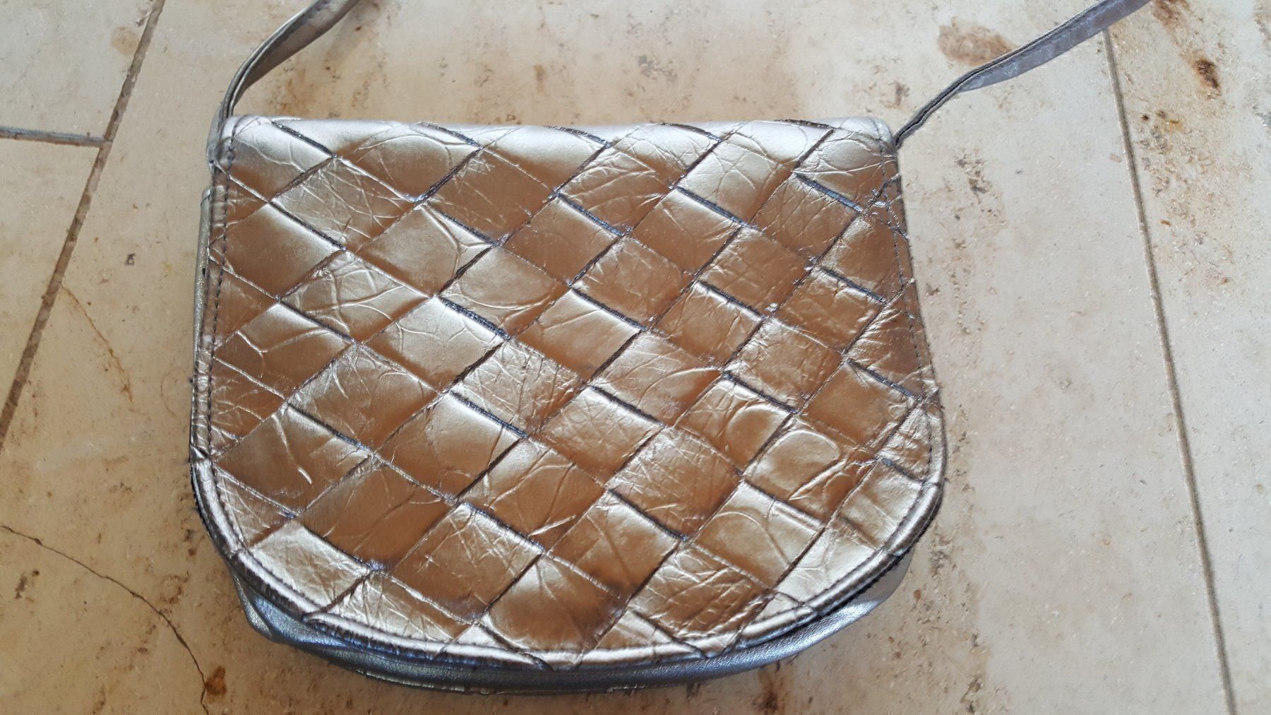 Taschen für Damen: Handtasche silbernfarbig 17x14x3 cm – Gebraucht aus Hondrich von Ebro01 1