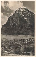 Glarus (GL) – Blick auf das Städtchen mit dem Glärnischmassi