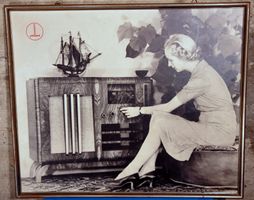 Werbung Firma Paillard: Dame bedient einen Radioapparat