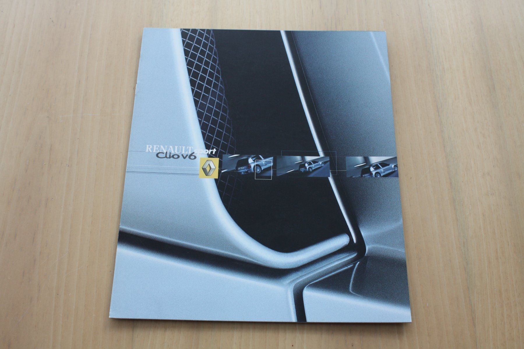 Renault Dokumente: Renault Sport Clio V6 Prospekt 2/2001 – Gebraucht aus Wikon von erwin400