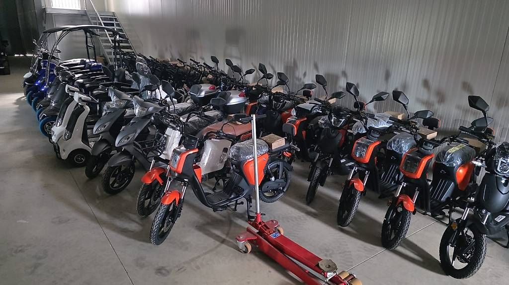 Velos: E-Bikes  – Neu und originalverpackt aus Dietikon von air_dy5b