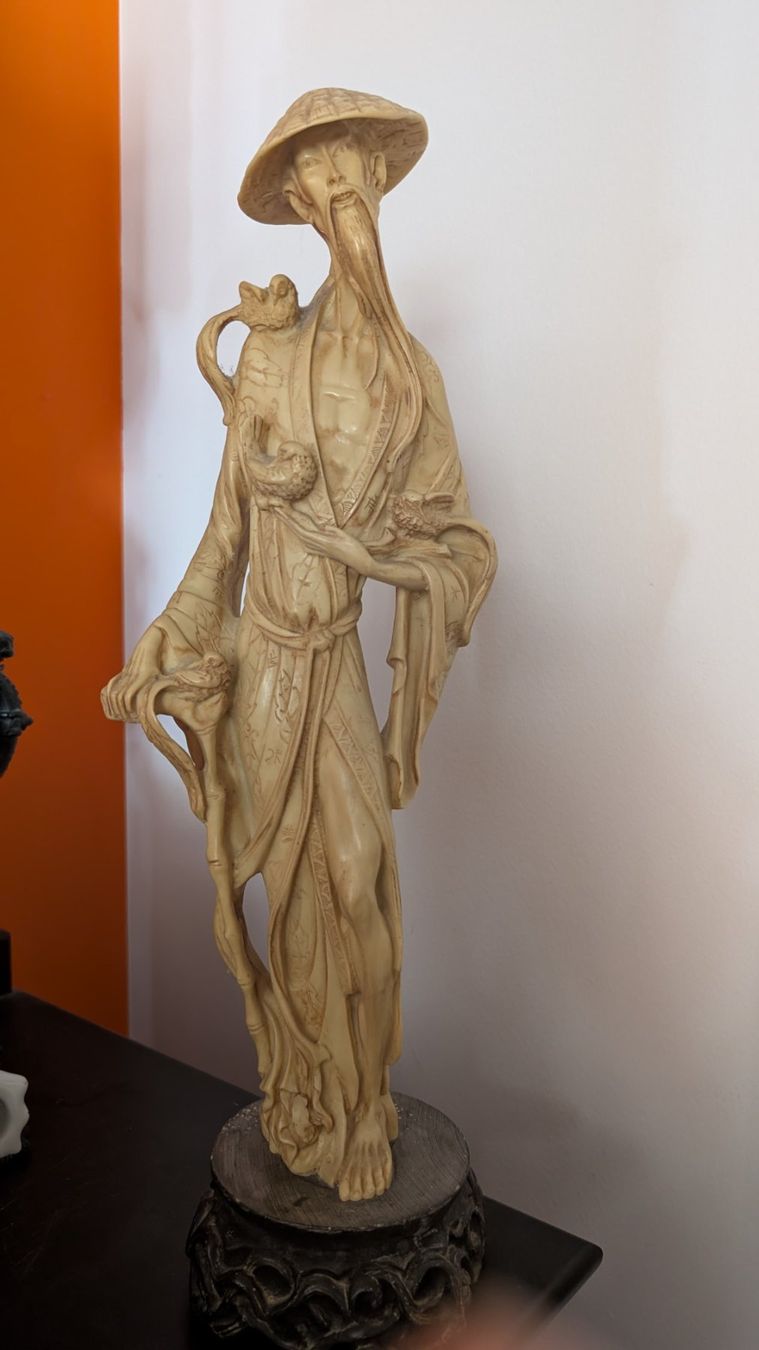 Statuette: Asiatische Figur Mann mit Vögeln, ca. 50 cm – Usato da Ascona venduto da ArtRomantica