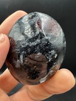 Granat in Turmalin Handschmeichler Heilstein