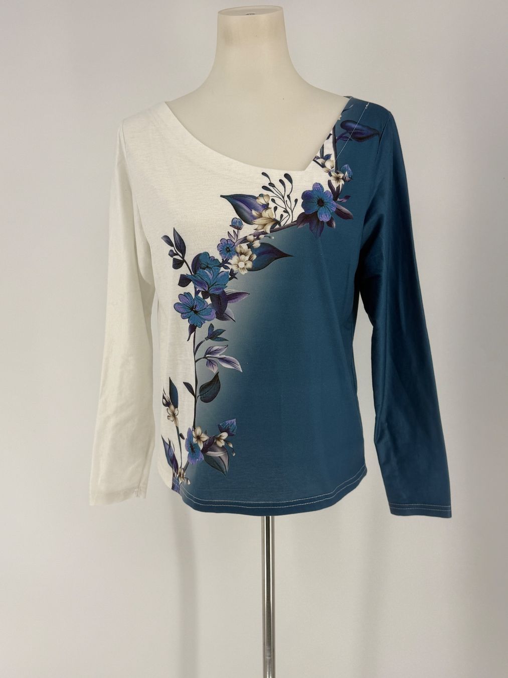 T-shirt: Shirt mit Blumenmuster Gr. M – Usato da Auenstein venduto da moin.