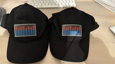 Coole Caps mit Equalizer-Anzeige für Konzert